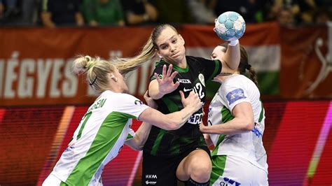 Női futballpálya mérkőzés közben