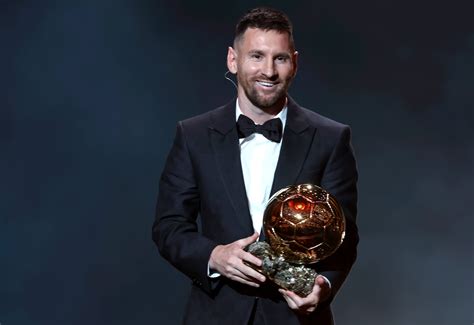 Lionel Messi az Aranylabdával és Manuel Neuer az Aranykesztyűvel