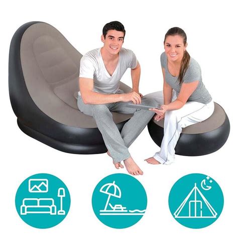 Felfújható focilabda fotel a nappaliban