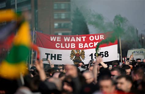 Zöld-sárga sálat viselő Manchester United szurkolók a Glazer-ellenes tüntetésen
