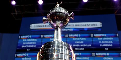 Dél-amerikai futballstadionok és a Copa Libertadores trófea