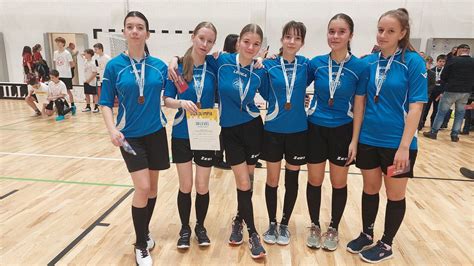 Floorball bajnokságon versenyző iskolás csapatok