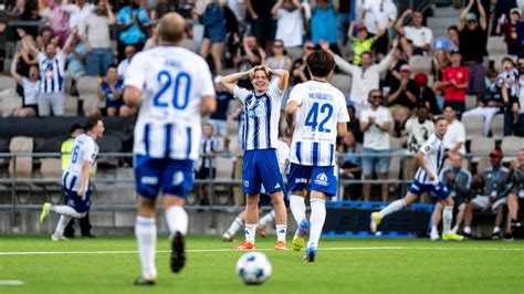 Labdarúgó mérkőzés pillanatképe, egy kapura lövés vagy védés