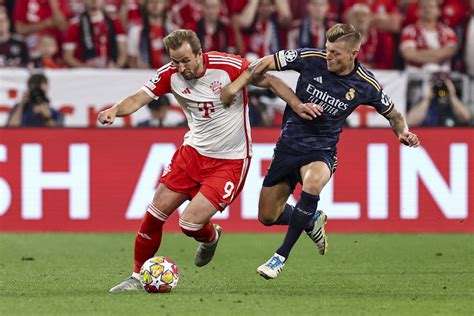Real Madrid és Bayern München játékosok taktikai felállásban