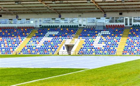 Labdarúgó-stadion teltházzal, hangos szurkolókkal