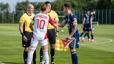 ZTE labdarúgók ünneplik a gólt