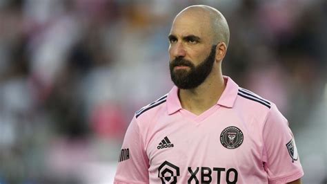 Gonzalo Higuaín büntetőt lő a Tottenham ellen