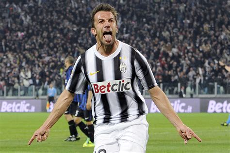 Alessandro Del Piero, a Juventus legendás játékosa a Bajnokok Ligája trófeával