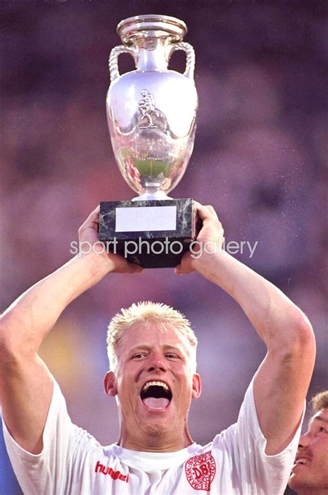 Peter Schmeichel ünnepli az 1992-es Eb győzelmet