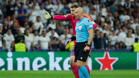 Szymon Marciniak játékvezető és csapata a Real Madrid-Bayern München BL-elődöntőn