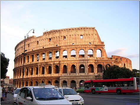 AS Roma címer a római Colosseummal a háttérben