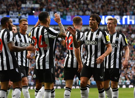A Newcastle United játékosai a trófeával
