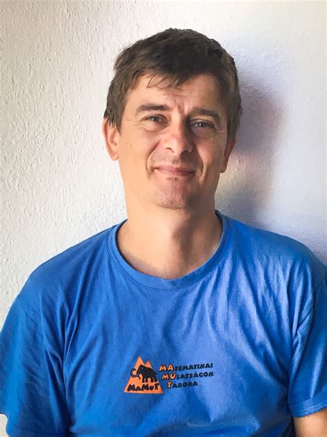 Dobos Sándor edzői utasításokat ad a pályán