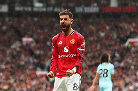 Bruno Fernandes a labdával a pályán