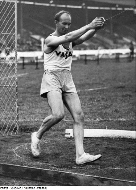 Németh Imre kalapácsvetés közben