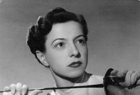 Elek Ilona vívás közben