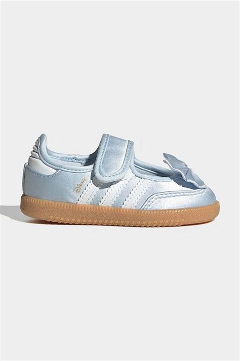 Gyerek kézilabdázók Adidas cipőben játék közben