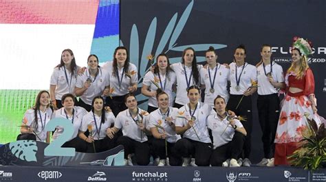 U19 női vízilabda Eb ezüstérmes csapat ünneplés közben