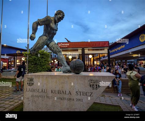 Kubala László szobra a Camp Nou előtt
