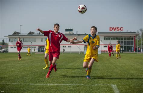 Veszprémi gyerekek fociznak a VFC USE edzésén