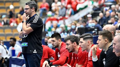 Nézők a németországi férfi kézilabda EB-n egy futballstadionban