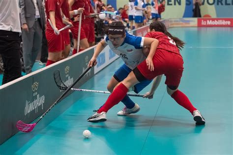 Floorball mérkőzés pillanata, ahol a játékosok a labdáért küzdenek