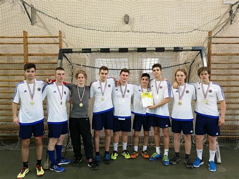 Floorball csapat egy mérkőzésen, a kispadon lévő játékosokkal