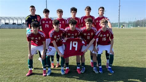 A magyar U16-os válogatott játékosai edzésen