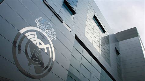 A Real Madrid Graduate School és az Universidad Europea logói