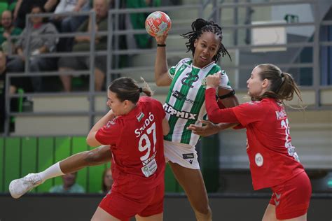 Orlane Kanor, a FTC-Rail Cargo Hungaria (j2), valamint Inger Smits (b), Tatjana Brnovic (b2) és Crina Elena Pintea (j), a CSM Bucuresti játékosai a női kézilabda Bajnokok Ligája csoportkörében játszott FTC-Rail Cargo Hungaria - CSM Bucuresti mérkőzésen az Érd Arénában 2026. február 14-én.
