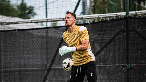 Megyeri Balázs kapus akcióban, az ETO FC Győr mezében