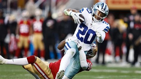 NFL mérkőzés egy hatalmas stadionban, teli lelátókkal