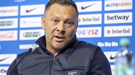 Dárdai Pál, a Hertha BSC edzője a pálya szélén