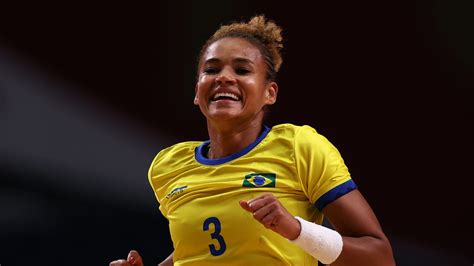 Alexandra do Nascimento mezben, akció közben