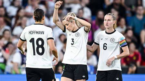 Kathrin Hendrich kiállítása a tizenhatoson belül elkövetett szabálytalanságért