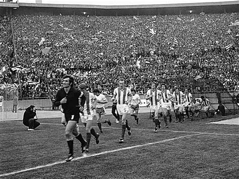 Az 1975-ös KEK-elődöntő visszavágójára kifutó Ferencváros és Crvena zvezda játékosai a belgrádi Marakanában