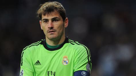 Iker Casillas Bajnokok Ligája trófeával