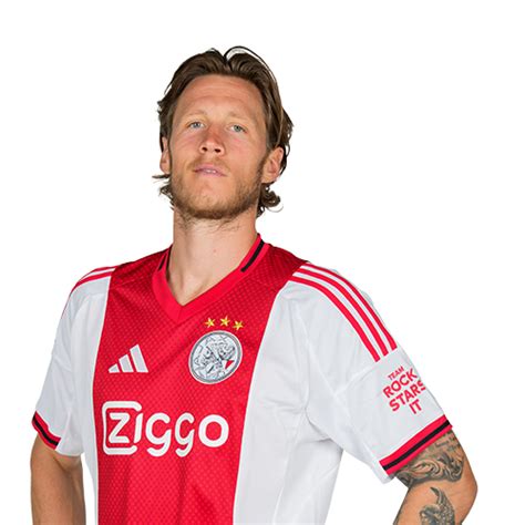Wout Weghorst büntetőt értékesít a magyar kapu előtt