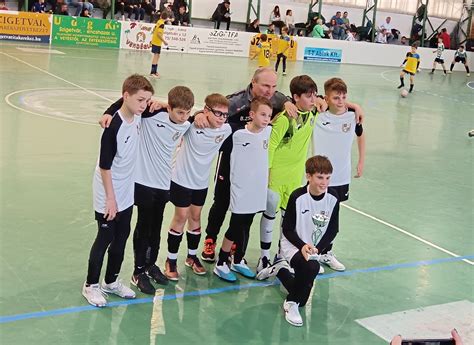 PVSK U13-as futsal csapat ünneplés közben