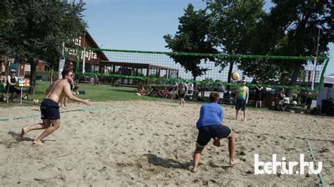 Strandröplabda mérkőzés a naplementében