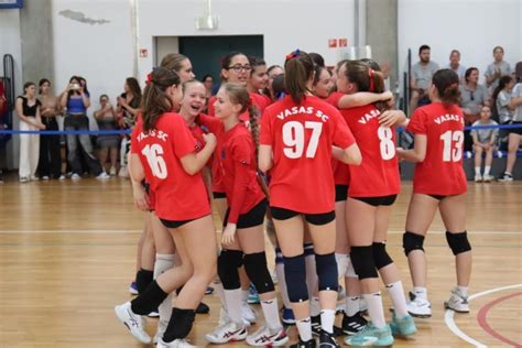 Vasas U13 bajnok leánycsapata örömteli pillanatban