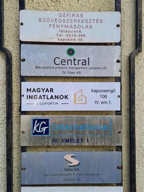 Információs táblák a Groupama Aréna környékén