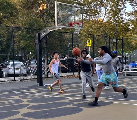 Az Elágazás Park streetball pályája játék közben