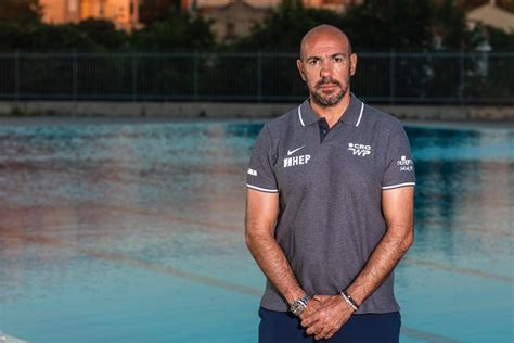 Ivica Tucak nyugodtsága a medence szélén