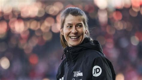 Marie-Louise Eta edző a kispadon, amint utasításokat ad