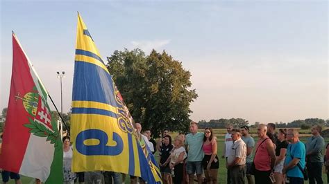 A DAC szurkolók által készített, összetartozást jelképező zászló az öltözőben
