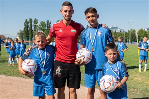 A Puskás Akadémia edzésen fiatal labdarúgók