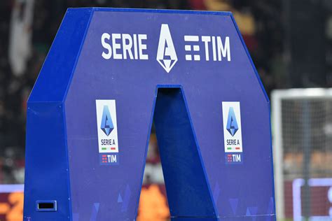 Az olasz Serie A logója és trófeája