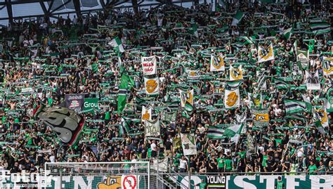 Örömteli szurkolók egy külföldi stadionban