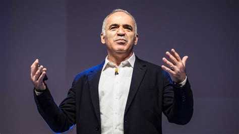 Garri Kaszparov, a sakklegenda, koncentrált arccal